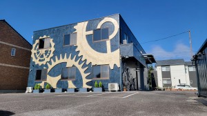 歯車の壁画が自慢です。